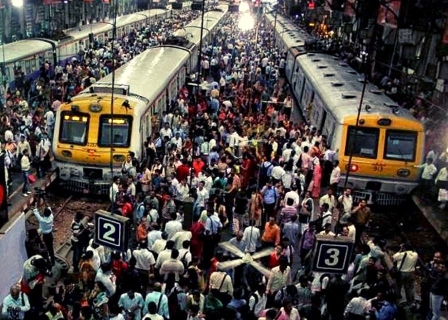 मुंबई में रेलवे की दोनों RTI में जानकारी अलग-अलग मिली