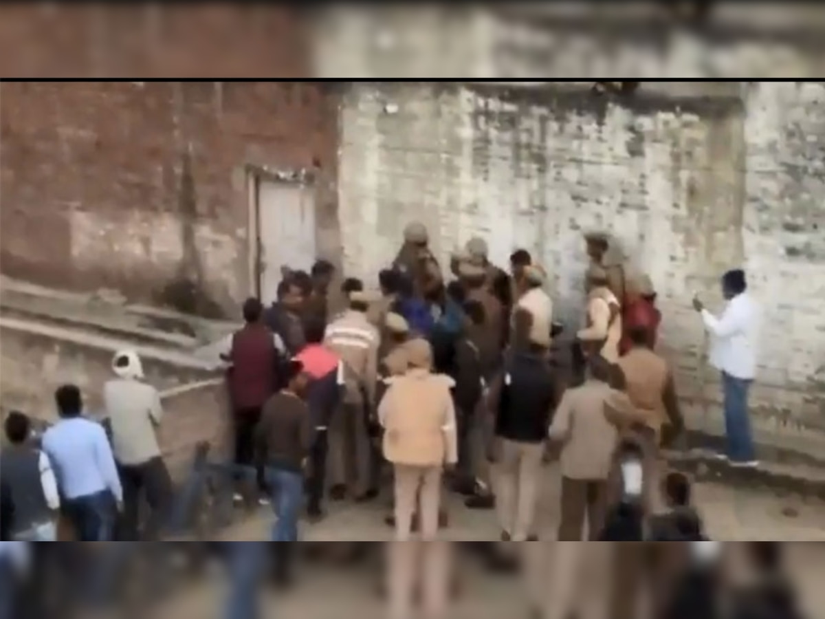 UP: जमानत पर रिहा मर्डर के आरोपी ने अपने घर में 20 बच्‍चों को बनाया बंधक