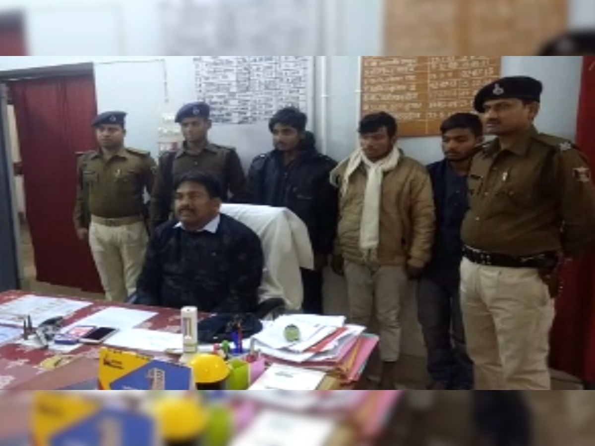 पुलिस ने तीन युवकों को गिरफ्तार कर लिया.