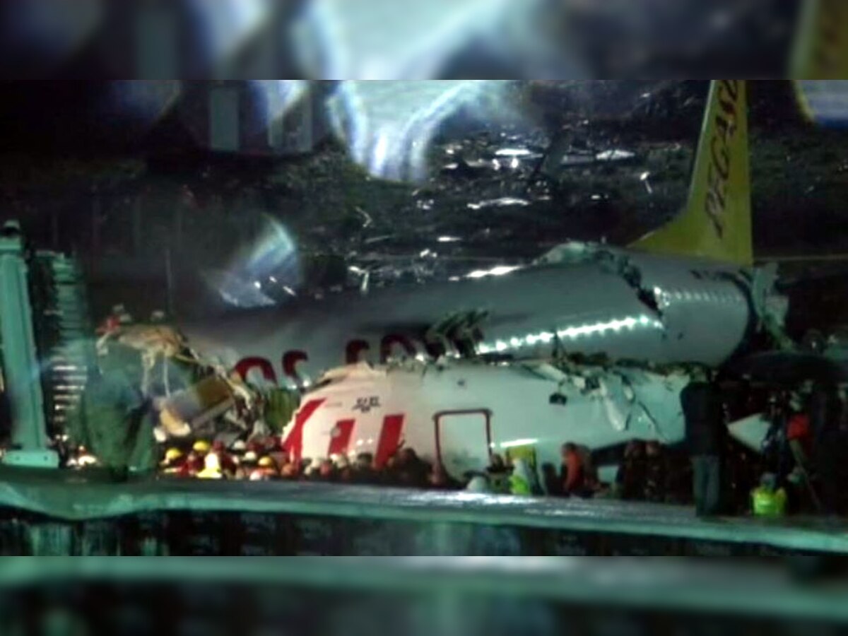 इस्तांबुल : लैडिंग के वक्‍त रन-वे पर फिसलकर 3 हिस्‍सों में टूट गया बोइंग विमान, 3 की मौत