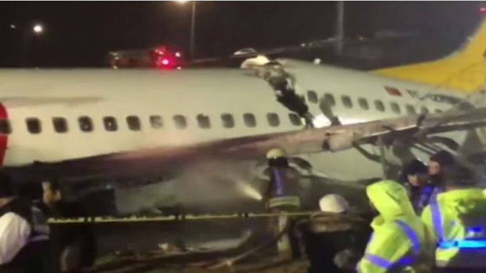 टूटे विमान की बड़ी दरारों में से उतरते दिखे लोग People seen descending from the cracks of broken aircraft