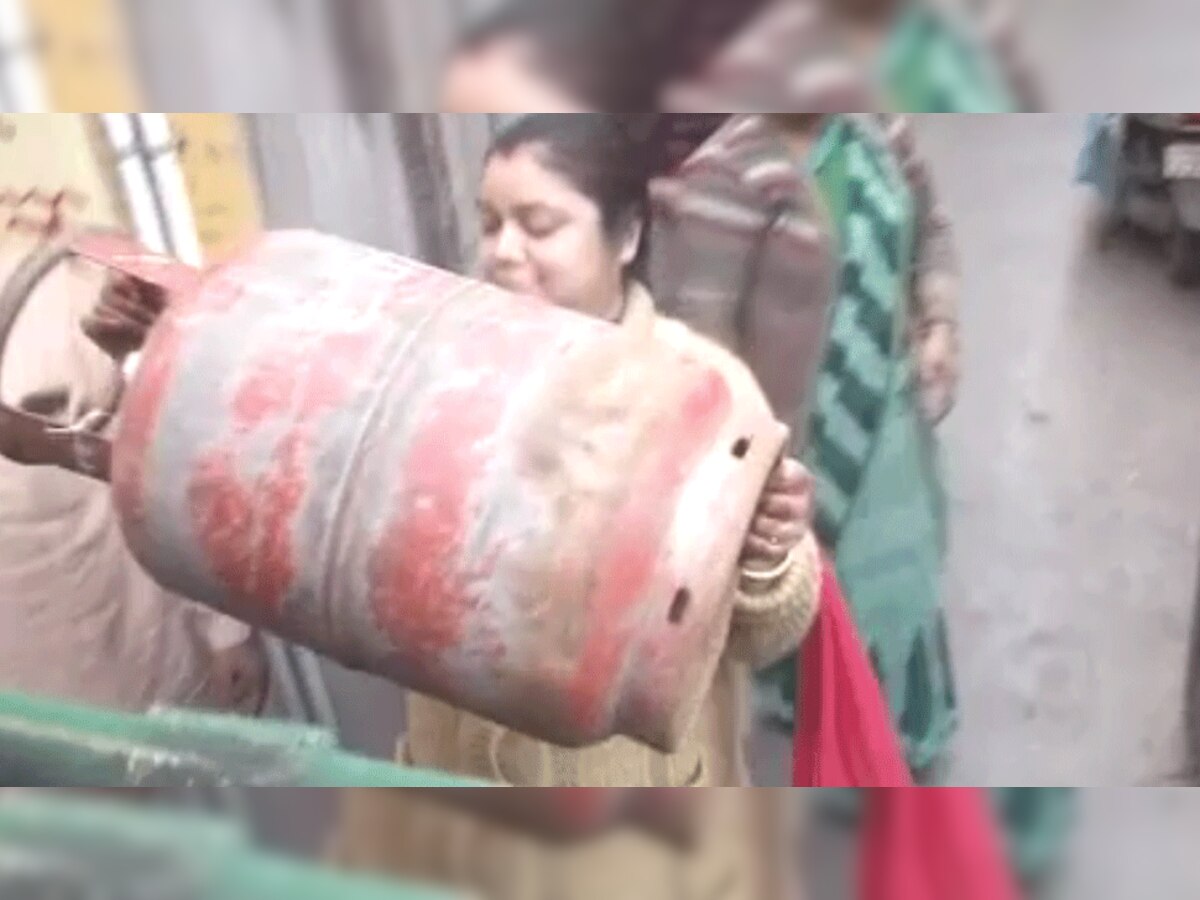 महिला ने कचरे के डिब्बे में फेंक दिया घरेलू सिलेंडर