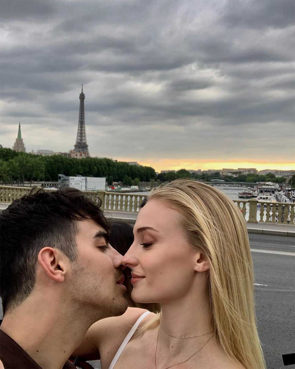 परिवारों ने चुप्पी साध रखी है Sophie Turner