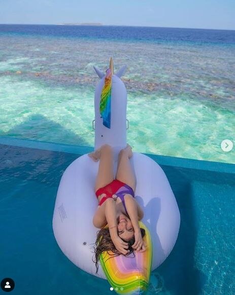 मौनी रॉय वेकेशन तस्वीर mouni roy hot photos