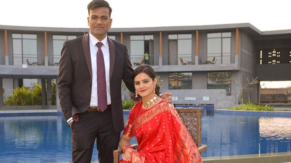 फेसबुक पर शेयर की फोटो IAS and IPS couple married in office shared pictures on facebook