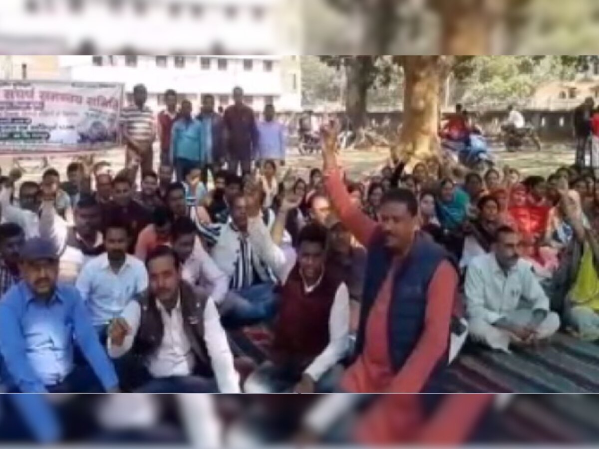 मुंगेर जिले में सरकार के खिलाफ अपनी मांग को लेकर धरने पर बैठे नियोजित शिक्षक.