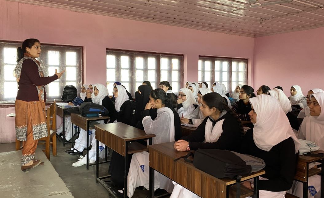 कश्मीर में अनुच्छेद 370 हटाए जाने के बाद पूरी तरह से शिक्षा व्यवस्था दुरुस्त