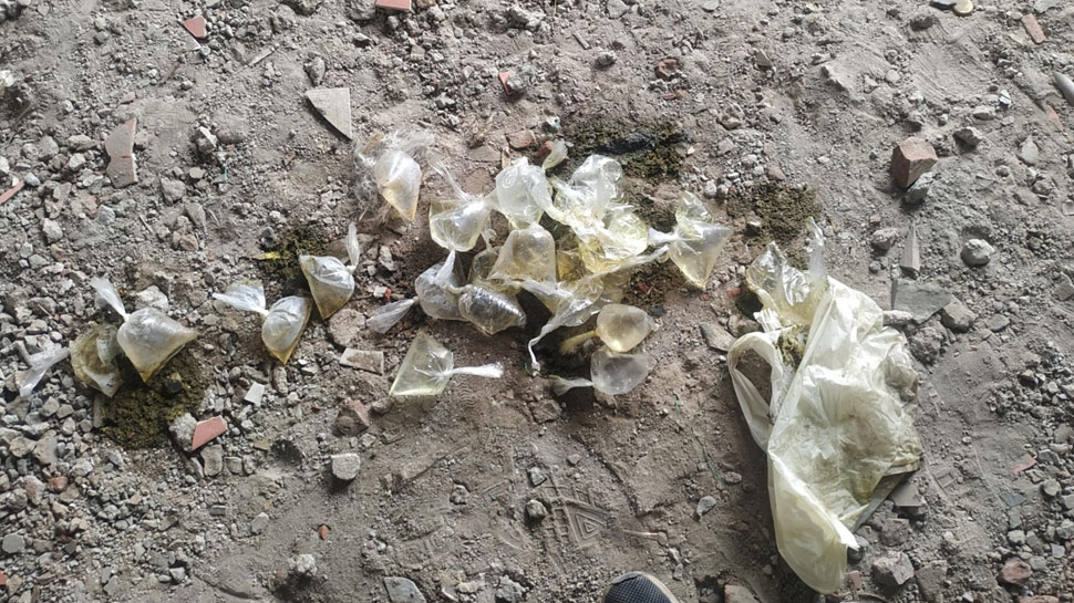 छत पर मिले ईंट-पत्थर Petrol bomb and stones found on rooftop of Councillor Tahir Hussain 2
