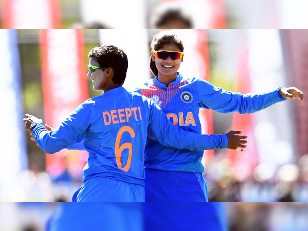 विकेट लेने के बाद दीप्ति शर्मा के साथ जश्न मनातीं राधा यादव. (फोटो: ANI) 