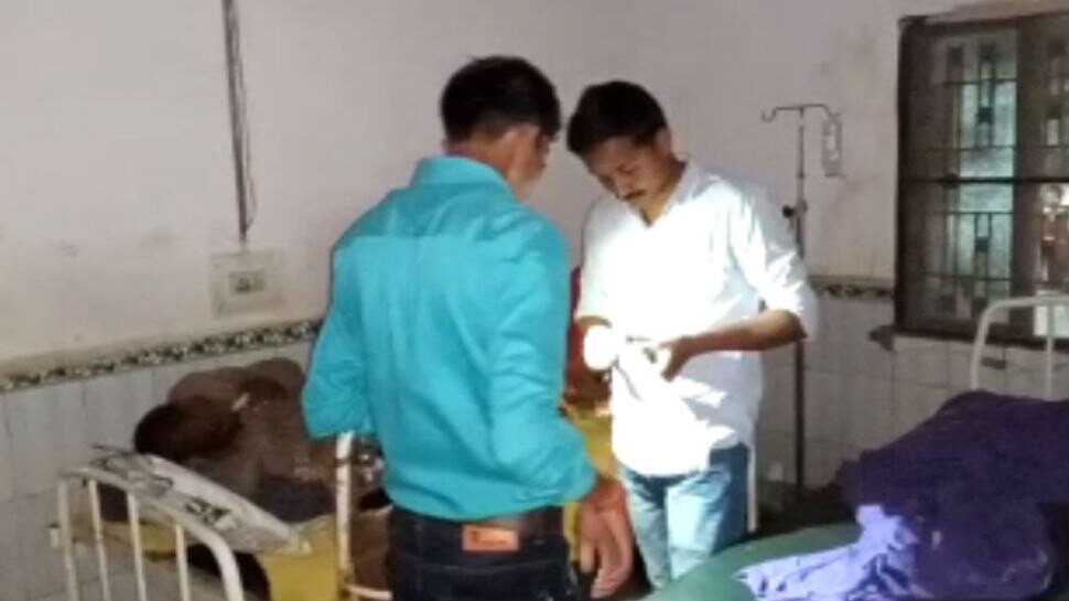 Patient Are Being Treated By Torch In Sadar Hospital Gopalganj À¤¬ À¤¹ À¤° À¤ À¤ª À¤²à¤ À¤ À¤¸à¤¦à¤° À¤à¤¸ À¤ªà¤¤ À¤² À¤® À¤ À¤° À¤ À¤¸ À¤¹ À¤¤ À¤¹ À¤®à¤° À¤ À¤à¤² À¤ À¤ À¤§ À¤° À¤® À¤¦ À¤¤ À¤¹ À¤ À¤ À¤ À¤¶à¤¨ Hindi News À¤¬ À¤¹ À¤° Singh thawe road gopalganj ph.no goh dr. torch in sadar hospital gopalganj