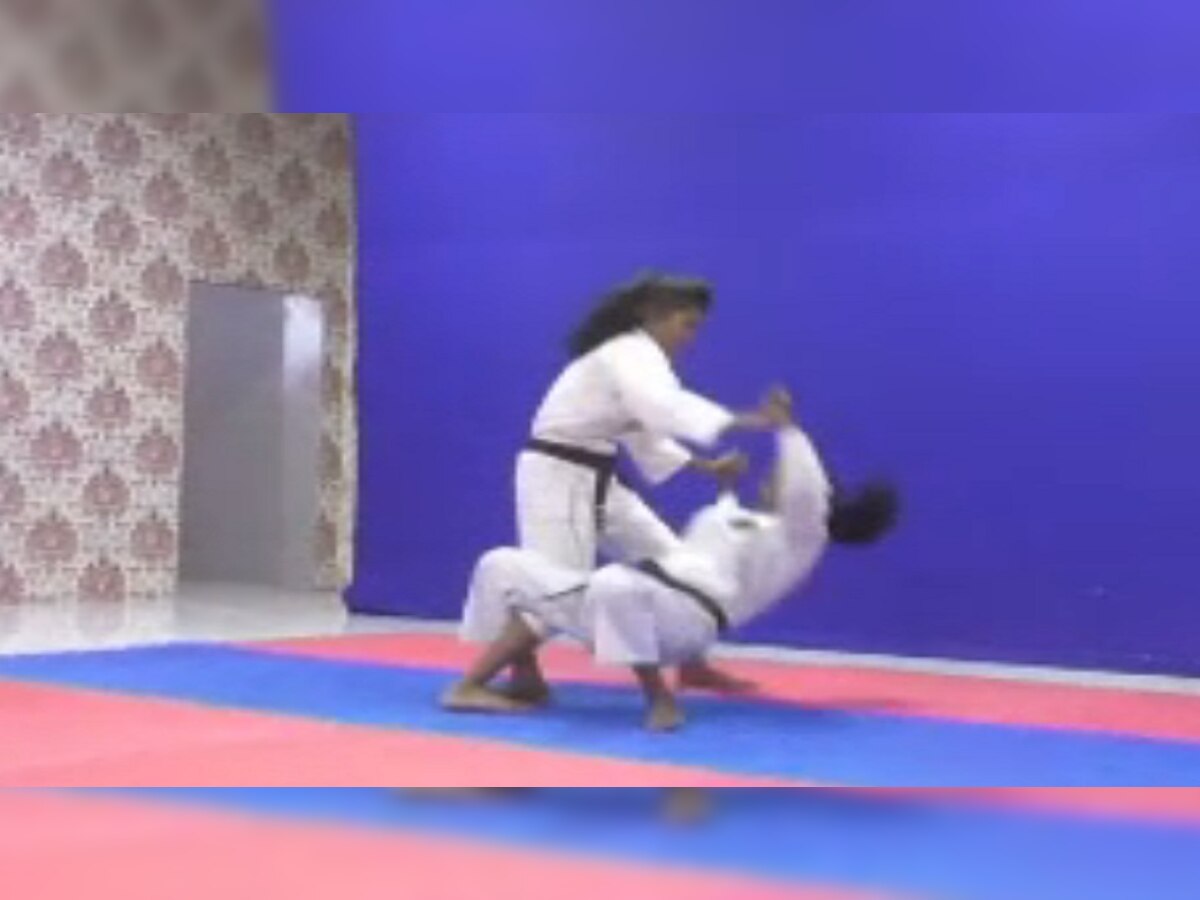 कराटे का प्रशिक्षण ले रही हैं महिलाएं.
