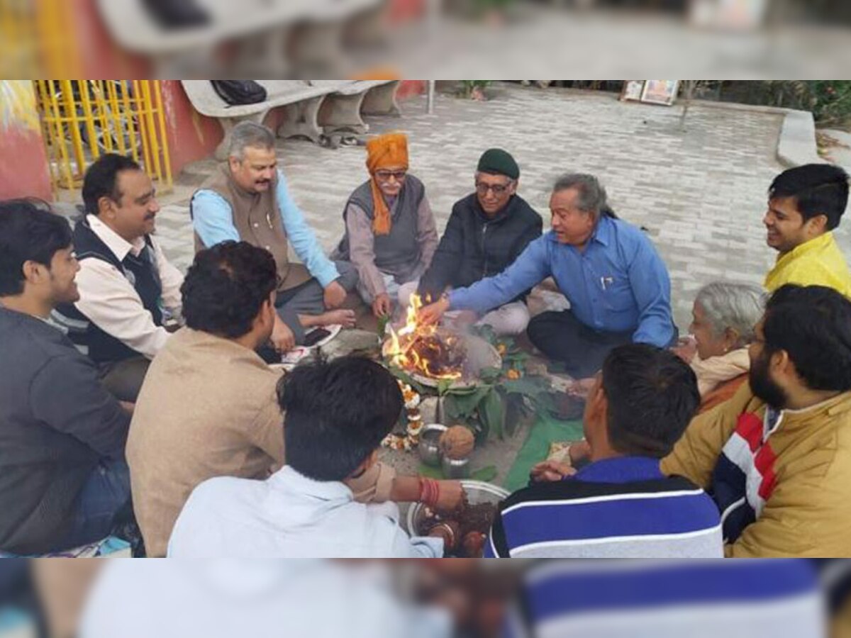 शुक्रवार को पर्यावरण संरक्षकों और सामाजिक कार्यकर्ताओं ने यमुना घाट पर एक हवन का आयोजन किया