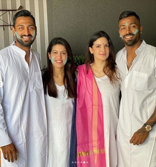 cricketer hardik pandya celebrated holi with family and girlfriend | हार्दिक पांड्या ने मंगेतर नताशा संग मनाई होली | Hindi News,