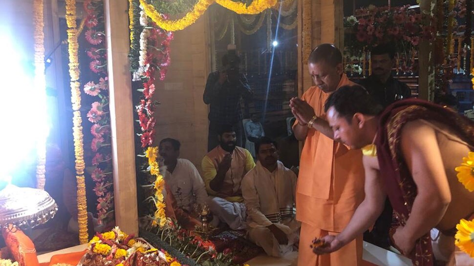 सीएम योगी ने रामलला के आगे हाथ जोड़े CM Yogi worships Ramlala