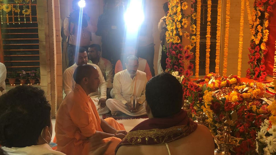 सीएम योगी ने की रामलला की पूजा CM Yogi worships Ramlala