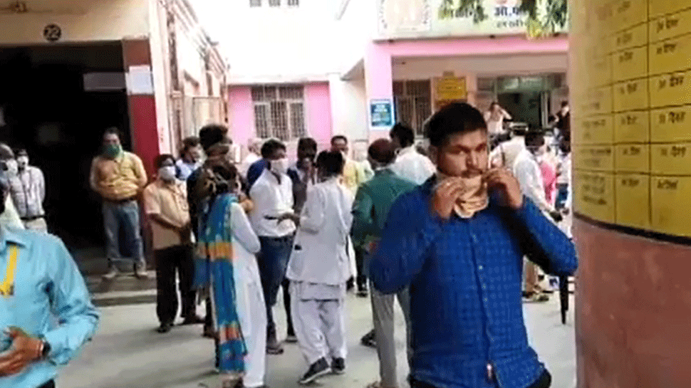 चेकिंग के दौरान पुलिस पर डॉक्टर को पीटने का आरोप, अस्पताल में हड़ताल
