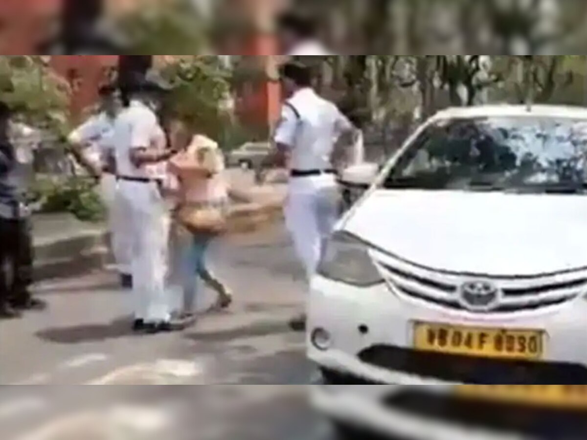 कोलकाता में लड़की ने पुलिसकर्मी की वर्दी को चाट लिया.