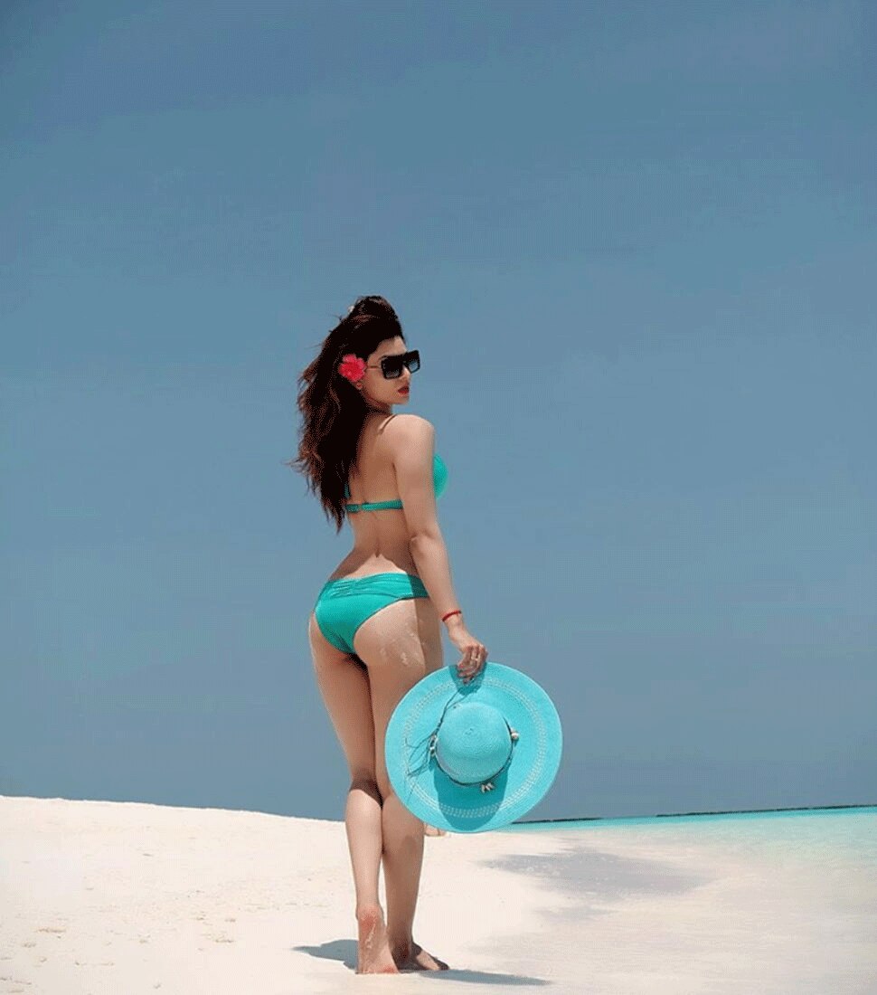 ब्लू बिकिनी से ढ़ाया कहर urvashi rautela bikini photo