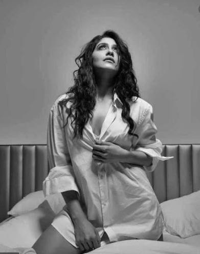 9 साल की उम्र से टीवी से जुड़ी regina hot photos
