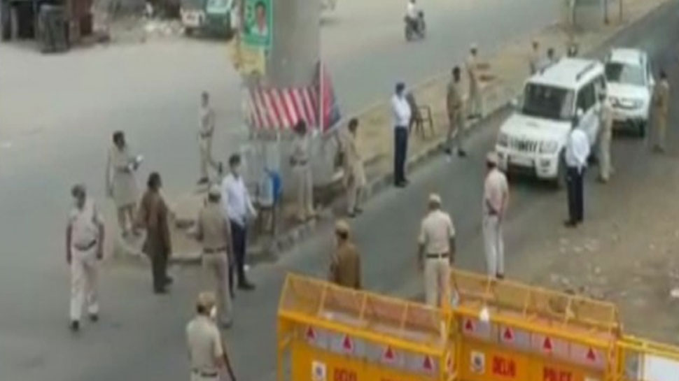दिल्ली पुलिस ने कई लेयर्स में बैरिकेड लगाए हैं Delhi Police is patrolling with the help of drone cameras