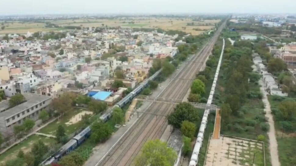 ट्रेन के पटरियों पर ड्रोन कैमरे से गश्त Delhi Police is patrolling with the help of drone cameras