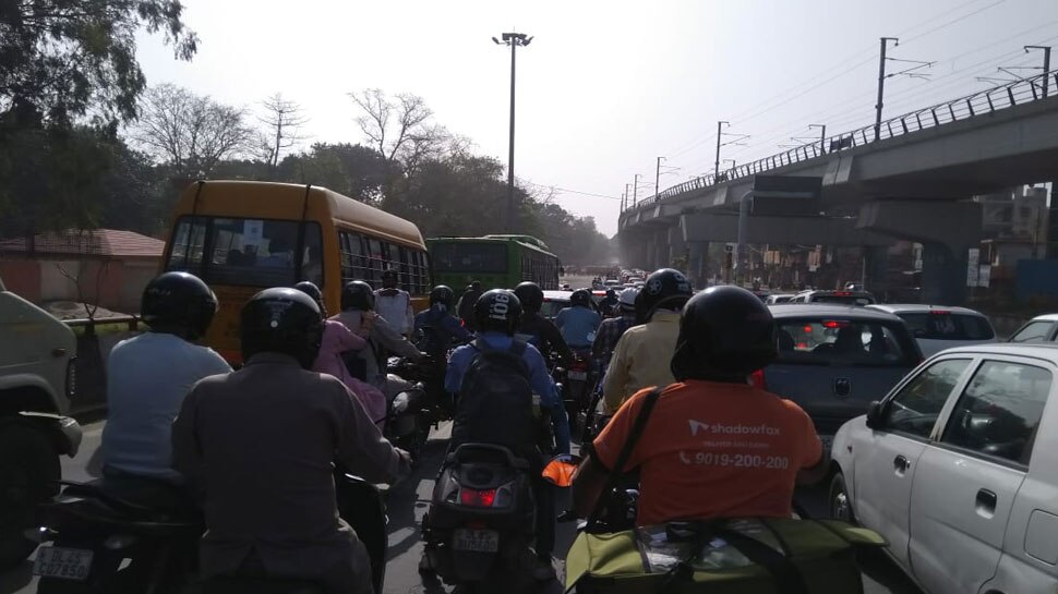 दिल्ली में लॉकडाउन के बावजूद ट्रैफिक जाम 8th Day of Lockdown