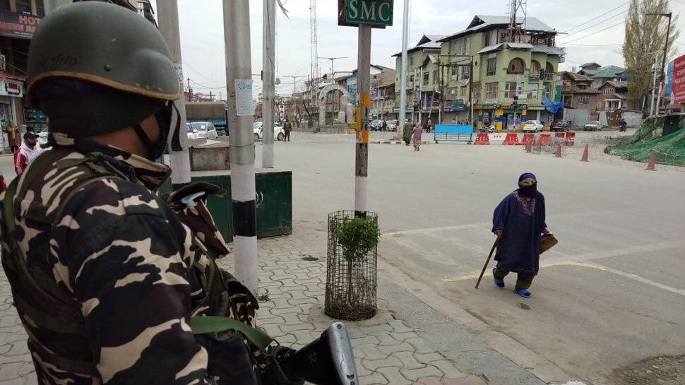 श्रीनगर में एक महिला सड़क पर जाती हुई दिखी 8th Day of Lockdown