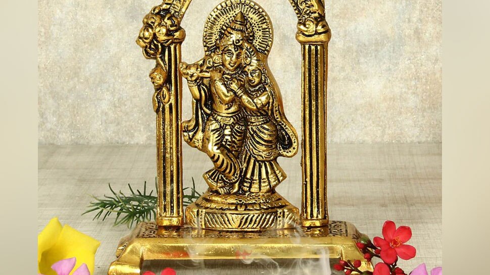 घर में कहां-कहां भूल से भी न लगाएं देवी-देवताओं की मूर्तियां, वास्तु शास्त्र के ये नियम जानना बहुत जरूरी