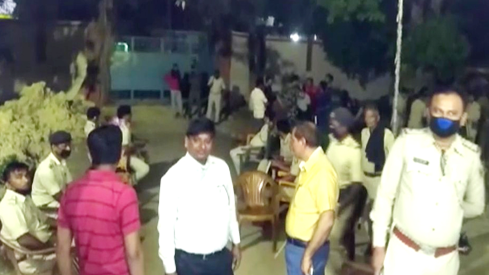 बिहार: तबलीगी जमात की जांच के लिए पहुंची पुलिस पर लोगों ने कि पथराव बिहार: तबलीगी जमात की जांच के लिए पहुंची पुलिस पर लोगों ने कि पथराव