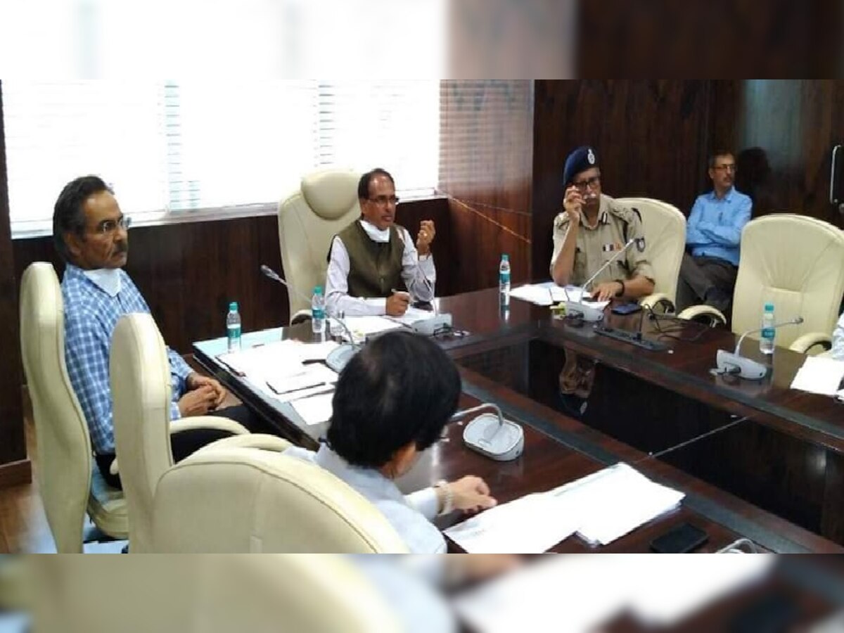 गृह विभाग के अधिकारियों की बैठक लेते सीएम शिवराज सिंह चौहान