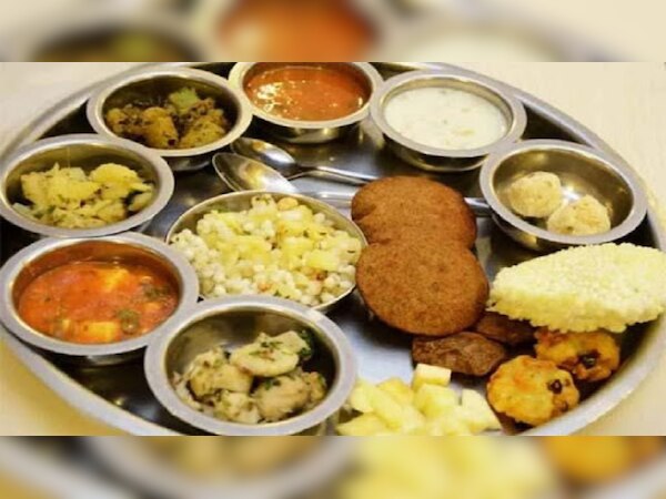 थाना इंचार्ज अशफ़ाक़ खान ने पेश की इत्तेहाद की मिसाल, व्रत रख रहे शख्स को दिया फलाहार