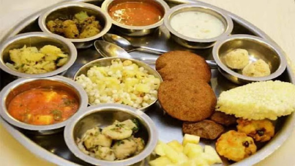 थाना इंचार्ज अशफ़ाक़ खान ने पेश की इत्तेहाद की मिसाल, व्रत रख रहे शख्स को दिया फलाहार थाना इंचार्ज अशफ़ाक़ खान ने पेश की इत्तेहाद की मिसाल, व्रत रख रहे शख्स को दिया फलाहार