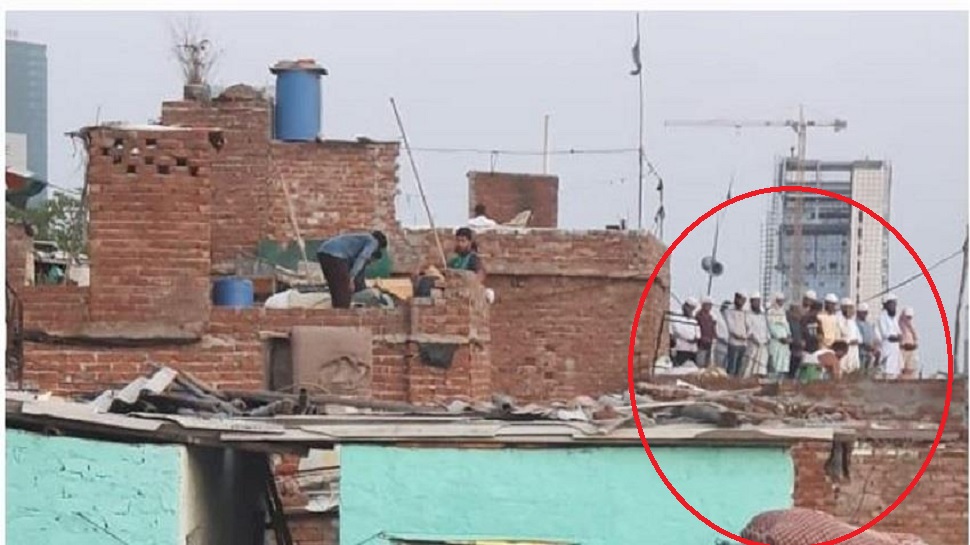 घर की छत पर दर्जनों लोग पढ़ रहे थे नमाज,वीडियो वायरल होने के बाद पुलिस ने की कार्रवाई घर की छत पर दर्जनों लोग पढ़ रहे थे नमाज,वीडियो वायरल होने के बाद पुलिस ने की कार्रवाई