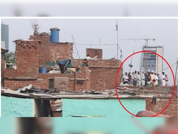 घर की छत पर दर्जनों लोग पढ़ रहे थे नमाज,वीडियो वायरल होने के बाद पुलिस ने की कार्रवाई