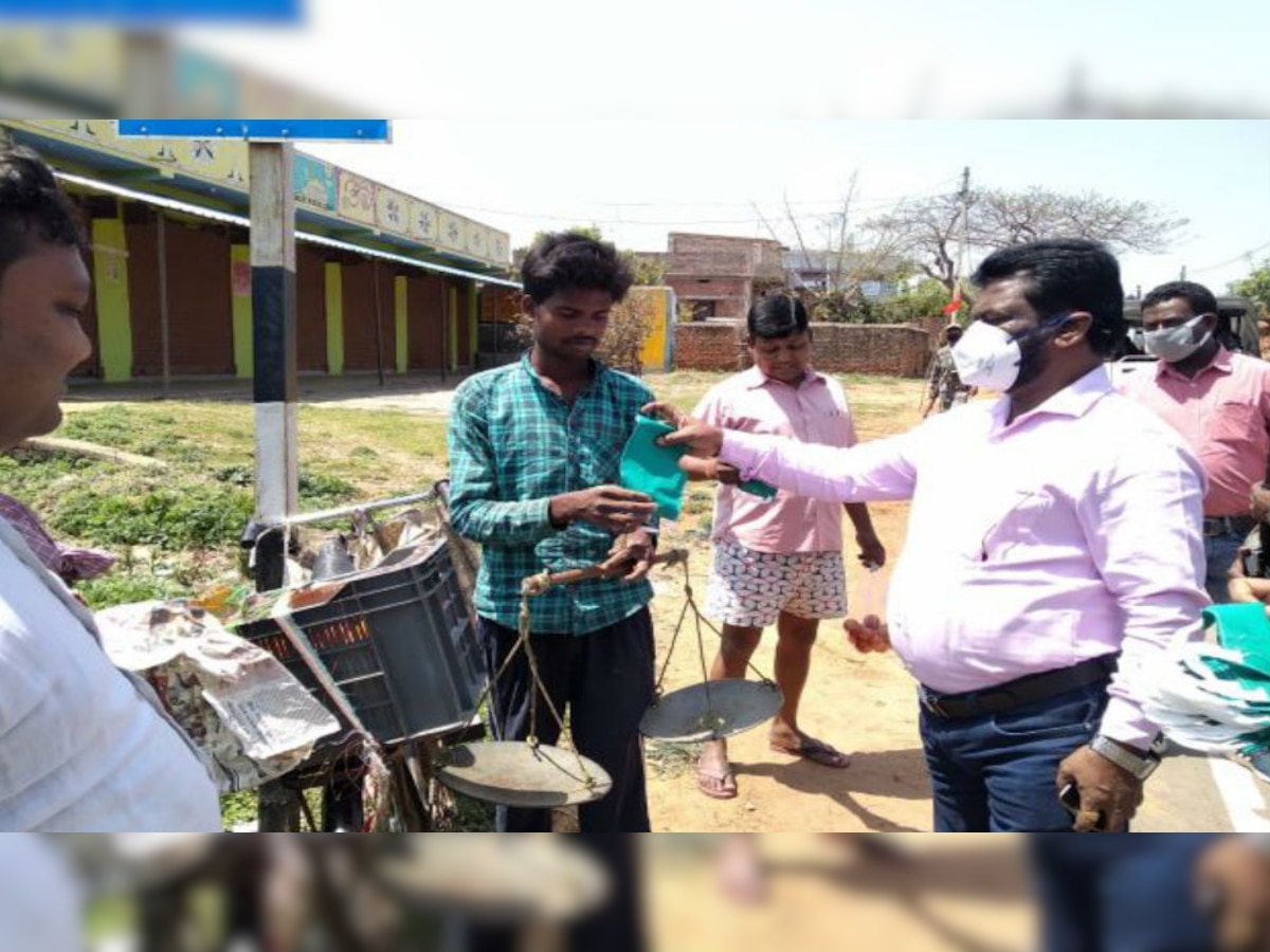 विधायक बालूमाथ के विभिन्न गांवों में पहुंचे और लोगों के बीच मास्क का वितरण किया.