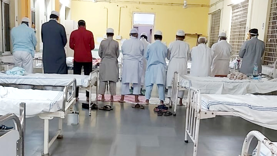 कोरोना: क्वारंटाइन में ही जमात के साथ नमाज़ पढ़ने लोग, तस्वीरें आईं सामने कोरोना: क्वारंटाइन में ही जमात के साथ नमाज़ पढ़ने लोग, तस्वीरें आईं सामने