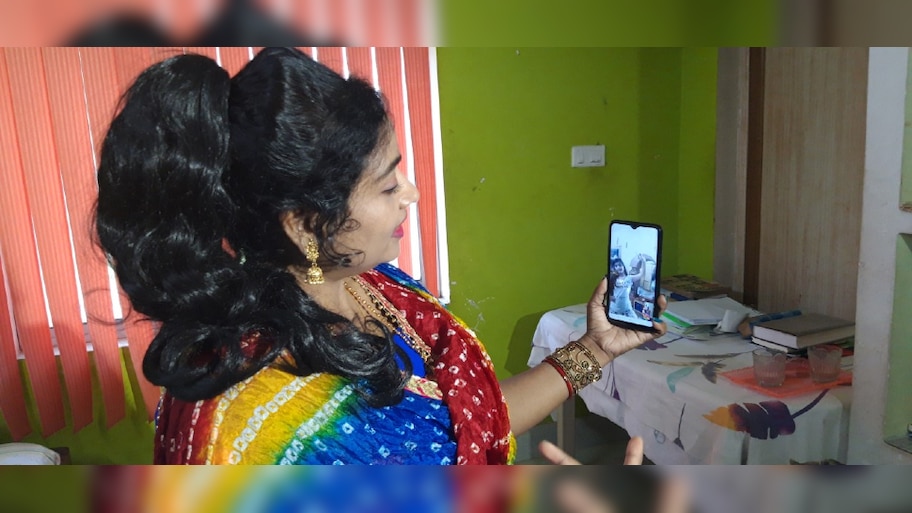 ଲକ୍ ଡାଉନ୍ ମଧ୍ୟରେ ଚାଲିଛି ଅନଲାଇନ୍ ଓଡ଼ିଶୀ ନୃତ୍ୟ ଶିକ୍ଷାଦାନ