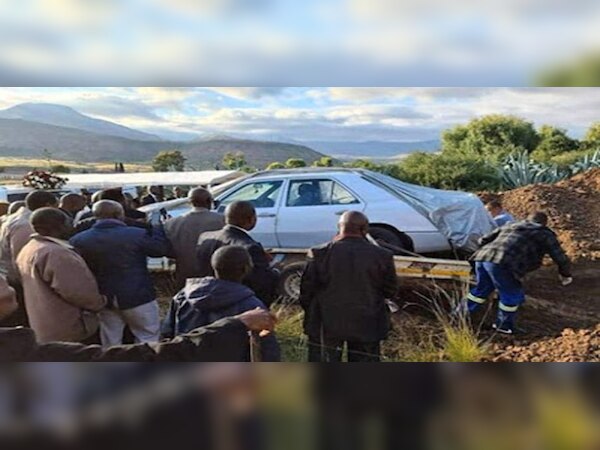 ଡ୍ରାଇଭିଂ ସିଟରେ ବସାଇ ୪୭ ଲକ୍ଷର କାରରେ ଏହି ନେତାଙ୍କୁ ଦିଆଗଲା ସମାଧି