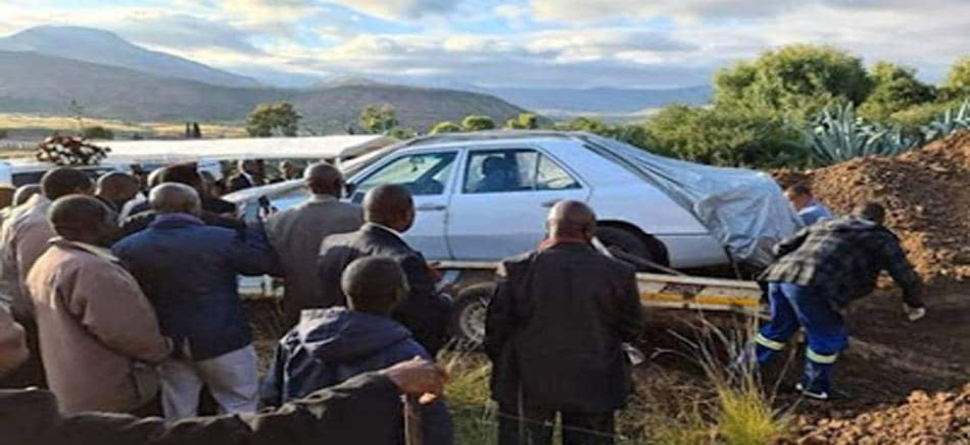 ଡ୍ରାଇଭିଂ ସିଟରେ ବସାଇ ୪୭ ଲକ୍ଷର କାରରେ ଏହି ନେତାଙ୍କୁ ଦିଆଗଲା ସମାଧି ଡ୍ରାଇଭିଂ ସିଟରେ ବସାଇ ୪୭ ଲକ୍ଷର କାରରେ ଏହି ନେତାଙ୍କୁ ଦିଆଗଲା ସମାଧି