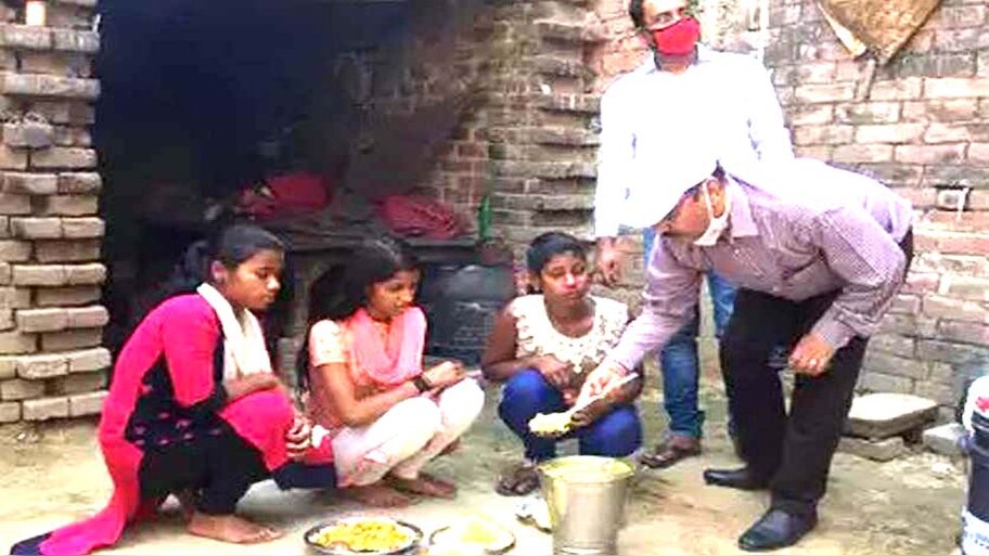भूख से तड़प रही बच्चियों का पड़ोसियों ने किया मदद से इंकार, PMO से मिला खाना