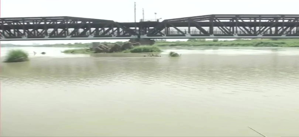 ଲକ୍ ଡାଉନ୍ ଯୋଗୁଁ ନିର୍ମଳ ହେବାରେ ଲାଗିଛି ଗଙ୍ଗା-ଯମୁନା ଲକ୍ ଡାଉନ୍ ଯୋଗୁଁ ନିର୍ମଳ ହେବାରେ ଲାଗିଛି ଗଙ୍ଗା-ଯମୁନା