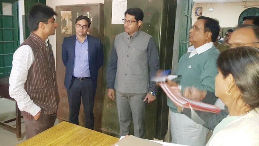 गौतमबुद्ध नगर के DM का हुक्म, लॉकडाउन पीरियड की फीस वसूलने वाले स्कूलों पर होगी कार्रवाई