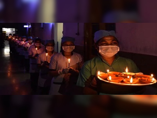 କୋରୋନା ବିରୋଧରେ ଆଲୁଅ ଜାଳି ଏକତାର ବାର୍ତ୍ତା ଦେଲେ ଦେଶବାସୀ