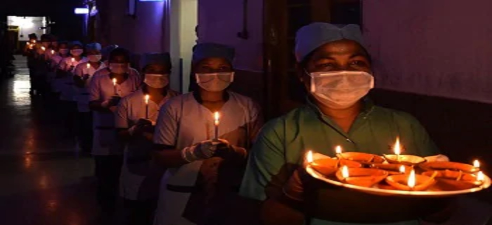 କୋରୋନା ବିରୋଧରେ ଆଲୁଅ ଜାଳି ଏକତାର ବାର୍ତ୍ତା ଦେଲେ ଦେଶବାସୀ କୋରୋନା ବିରୋଧରେ ଆଲୁଅ ଜାଳି ଏକତାର ବାର୍ତ୍ତା ଦେଲେ ଦେଶବାସୀ