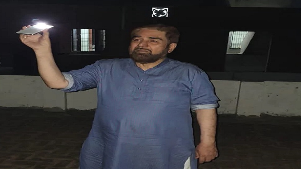 मुस्लिम रहनुमा कल्बे जव्वाद ने टॉर्च जलाकर पीएम मोदी की अपील का दिया साथ मुस्लिम रहनुमा कल्बे जव्वाद ने टॉर्च जलाकर पीएम मोदी की अपील का दिया साथ