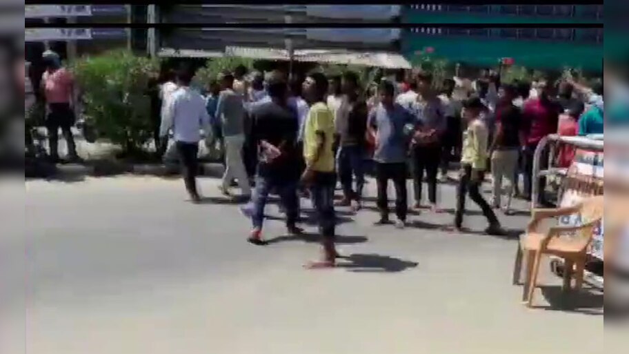 बरेली में लॉकडाउन तोड़ रही भीड़ ने पुलिस पर किया हमला, IPS समेत कई ज़ख्मी