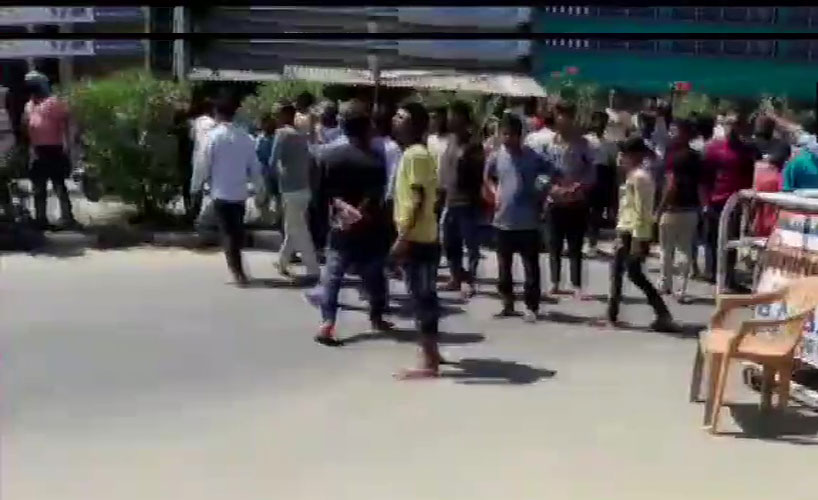 बरेली में लॉकडाउन तोड़ रही भीड़ ने पुलिस पर किया हमला, IPS समेत कई ज़ख्मी बरेली में लॉकडाउन तोड़ रही भीड़ ने पुलिस पर किया हमला, IPS समेत कई ज़ख्मी