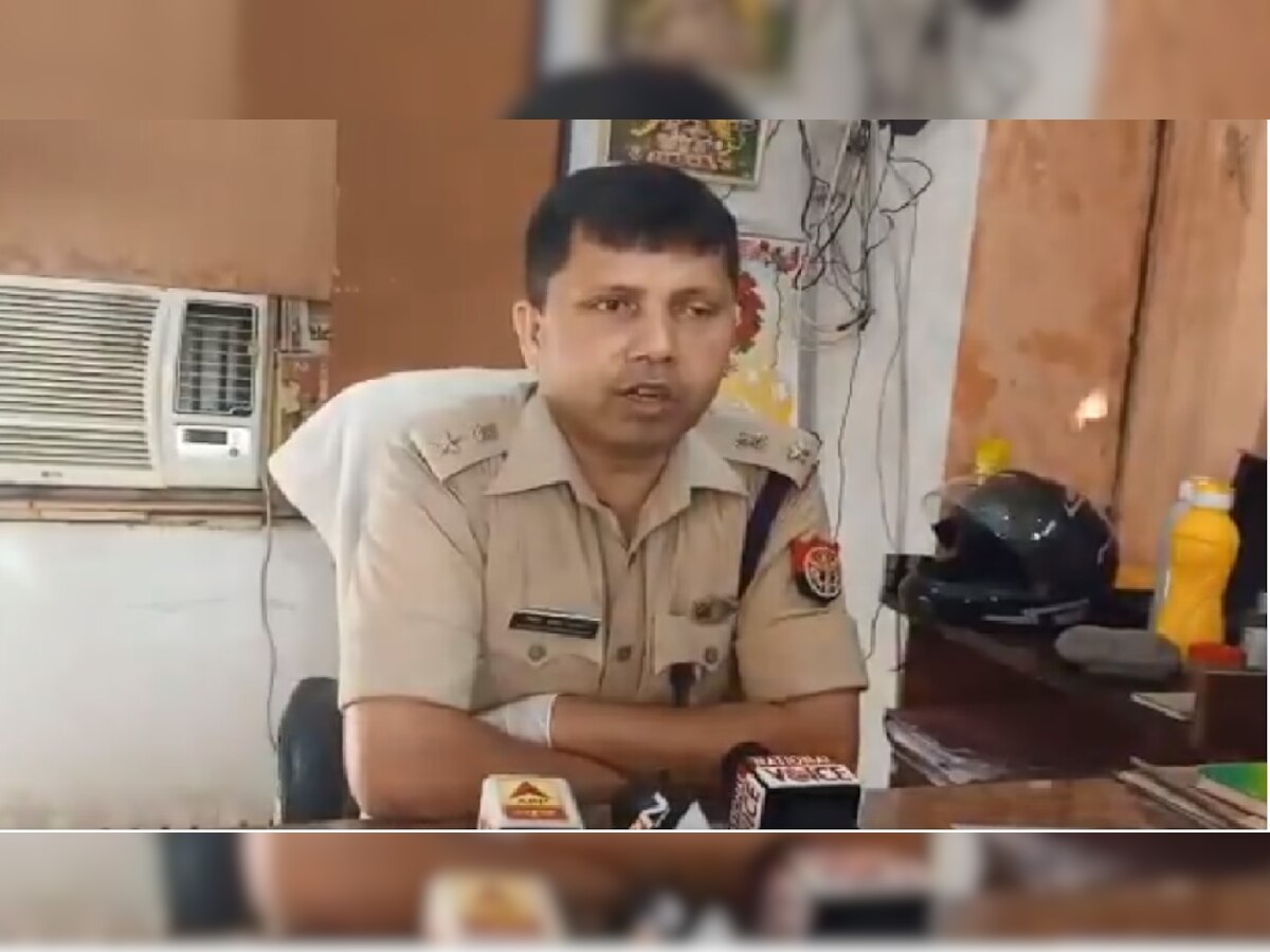 मामले की जानकारी देते पुलिस अधिकारी