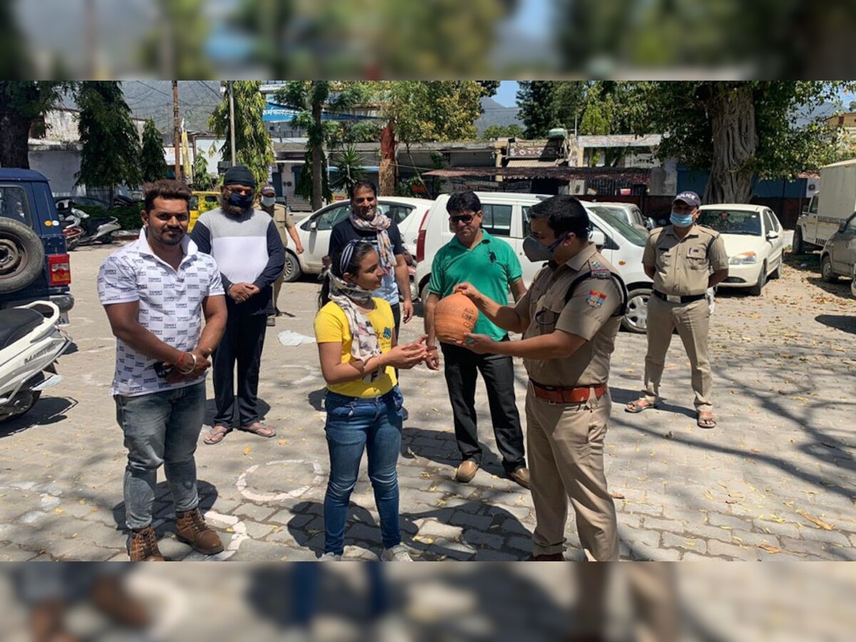 11 साल की बच्ची ने गरीबों को खाना खिलाने के लिए पुलिस को गुल्लक दी