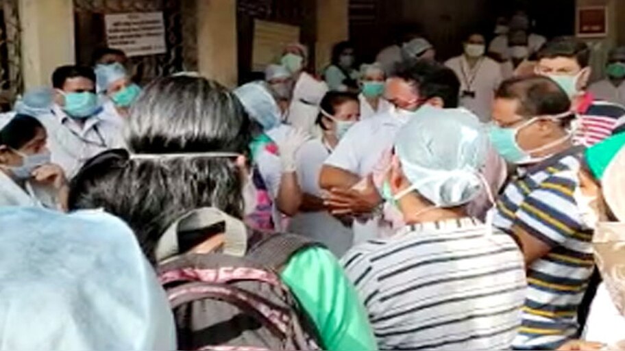 मुंबई में बांद्रा के भाभा अस्पताल की 15 नर्सों का Corona पॉज़िटिव, किया गया क्वारंटाइन 